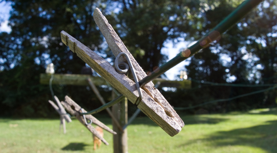 How to hang clothes on a washing line so they 'dry faster' and 'prevent  wrinkles