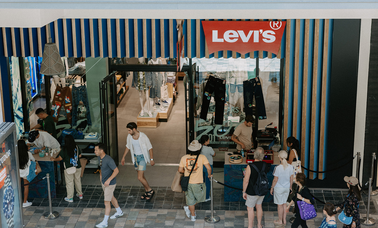 Exterior of the Ala Moana Center Levi's® store in Honolulu, Hawaii